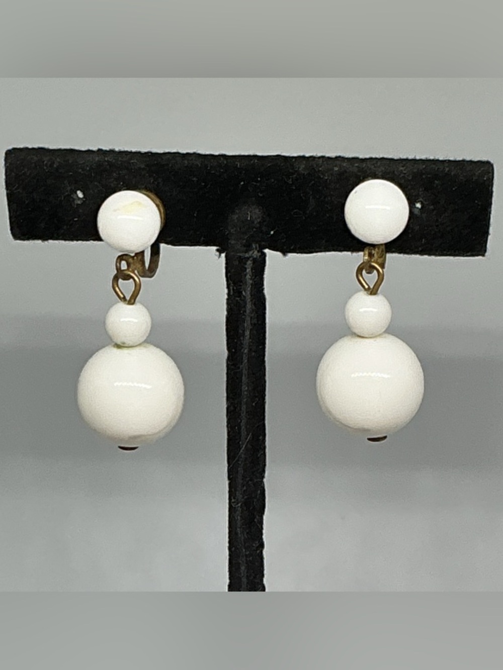 Vintage Milk Glass & White Lucite Jewelry Set - Picture 6 of 9